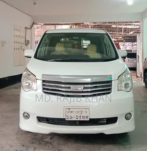 টয়োটা হাইএস ২০১২ সাদা