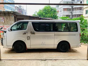 টয়োটা হাইএচ ২০১৭ সিলভার