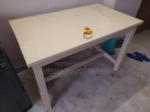 ৪ ফুট / ২.৫ ফুট কাঠের টেবিল
