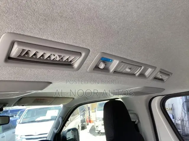 টয়োটা হাইএস ২০২১ হোয়াইট