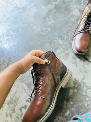 ব্র্যান্ড নিউ লেদার জুতো