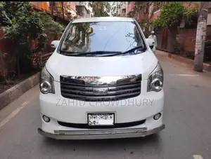 টয়োটা নোয়া ২০১০ পার্ল