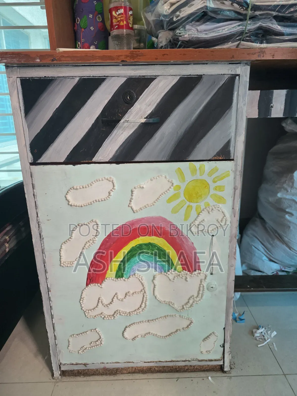 বুক শেলফ সহ রিডিং টেবিল