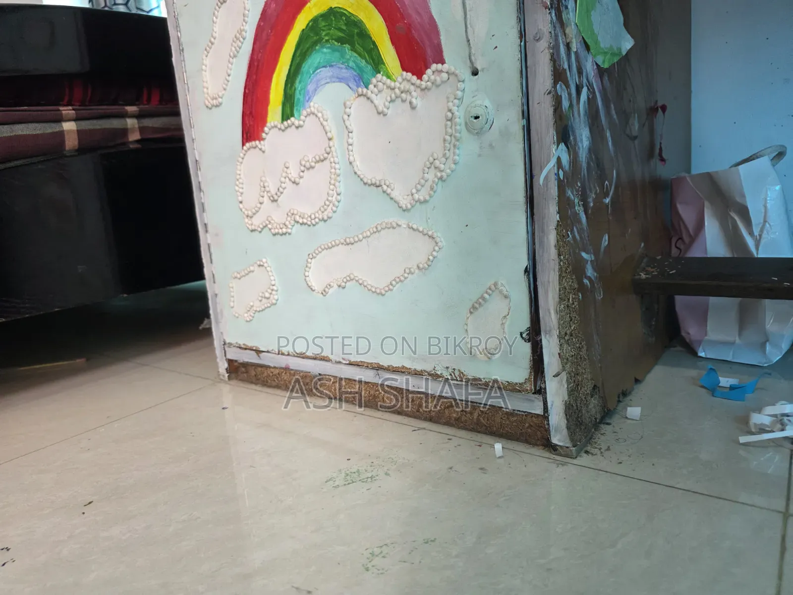 বুক শেলফ সহ রিডিং টেবিল