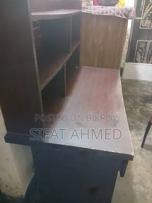 পড়ার টেবিল
