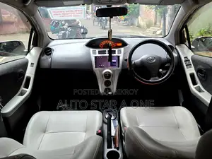 Toyota Vitz 1.0 FWD 5dr 2010 Maroon