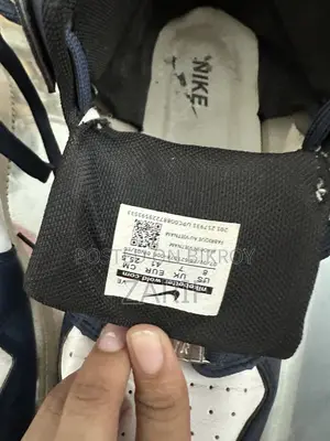 সাশ্রয়ী মূল্যে স্নিকার্স বিক্রয়ের জন্য