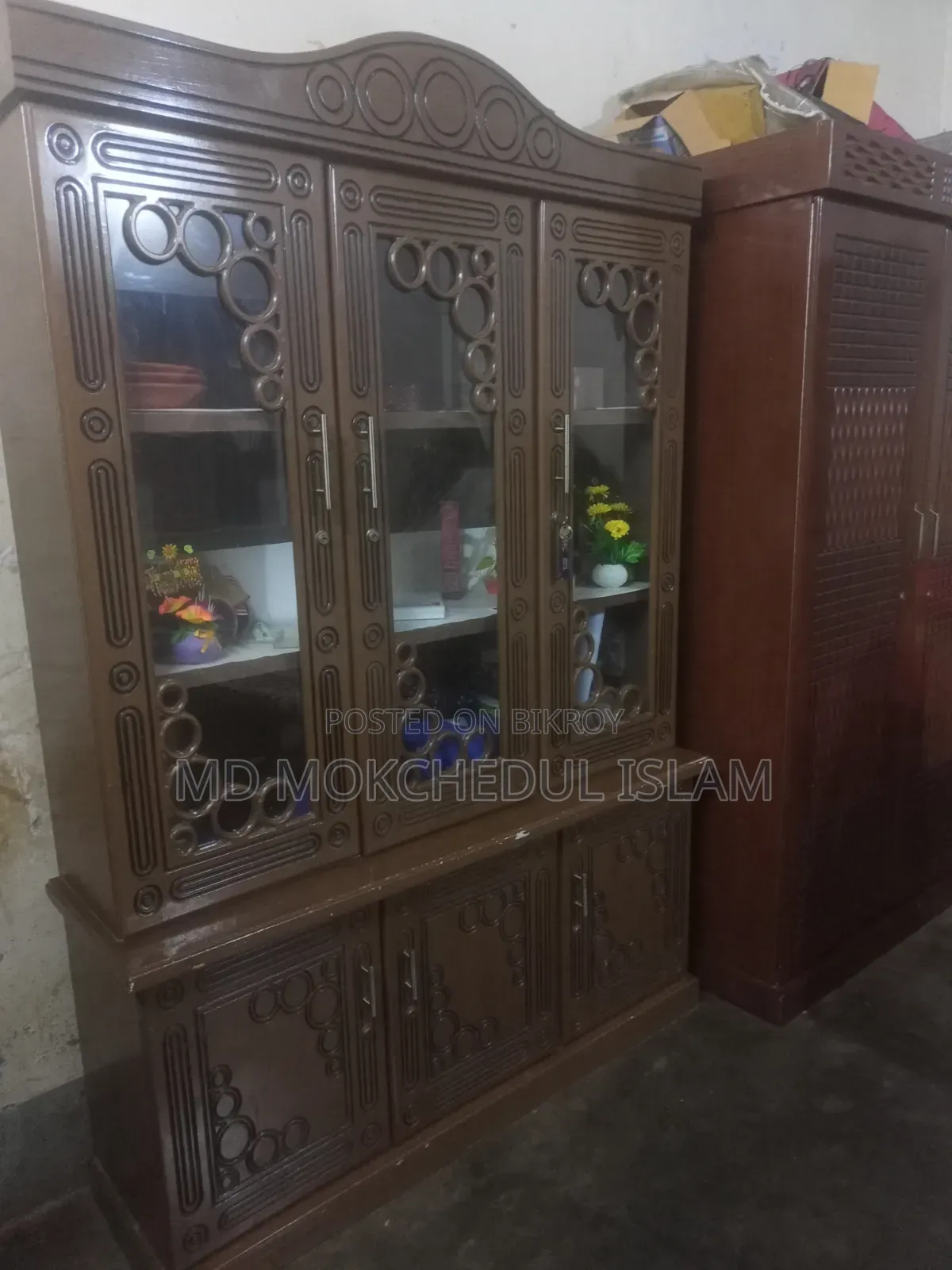 এই ওয়াল শোকেস টি বিক্রি করব।