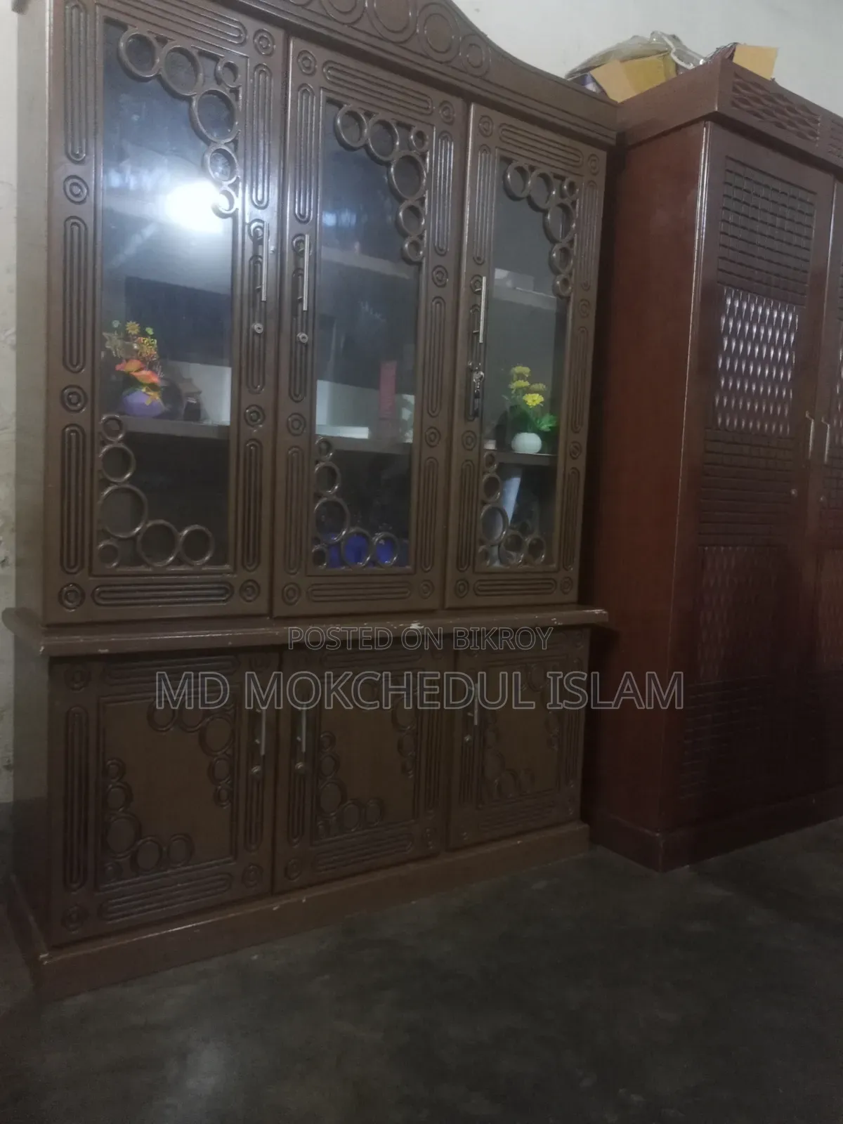 এই ওয়াল শোকেস টি বিক্রি করব।
