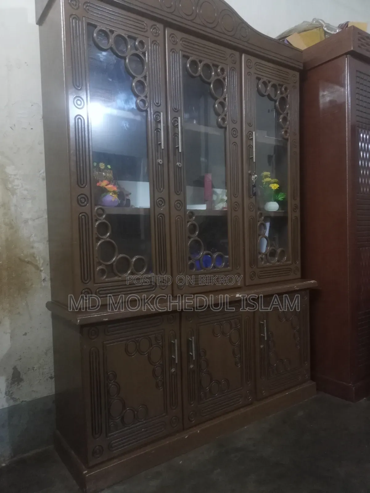 এই ওয়াল শোকেস টি বিক্রি করব।