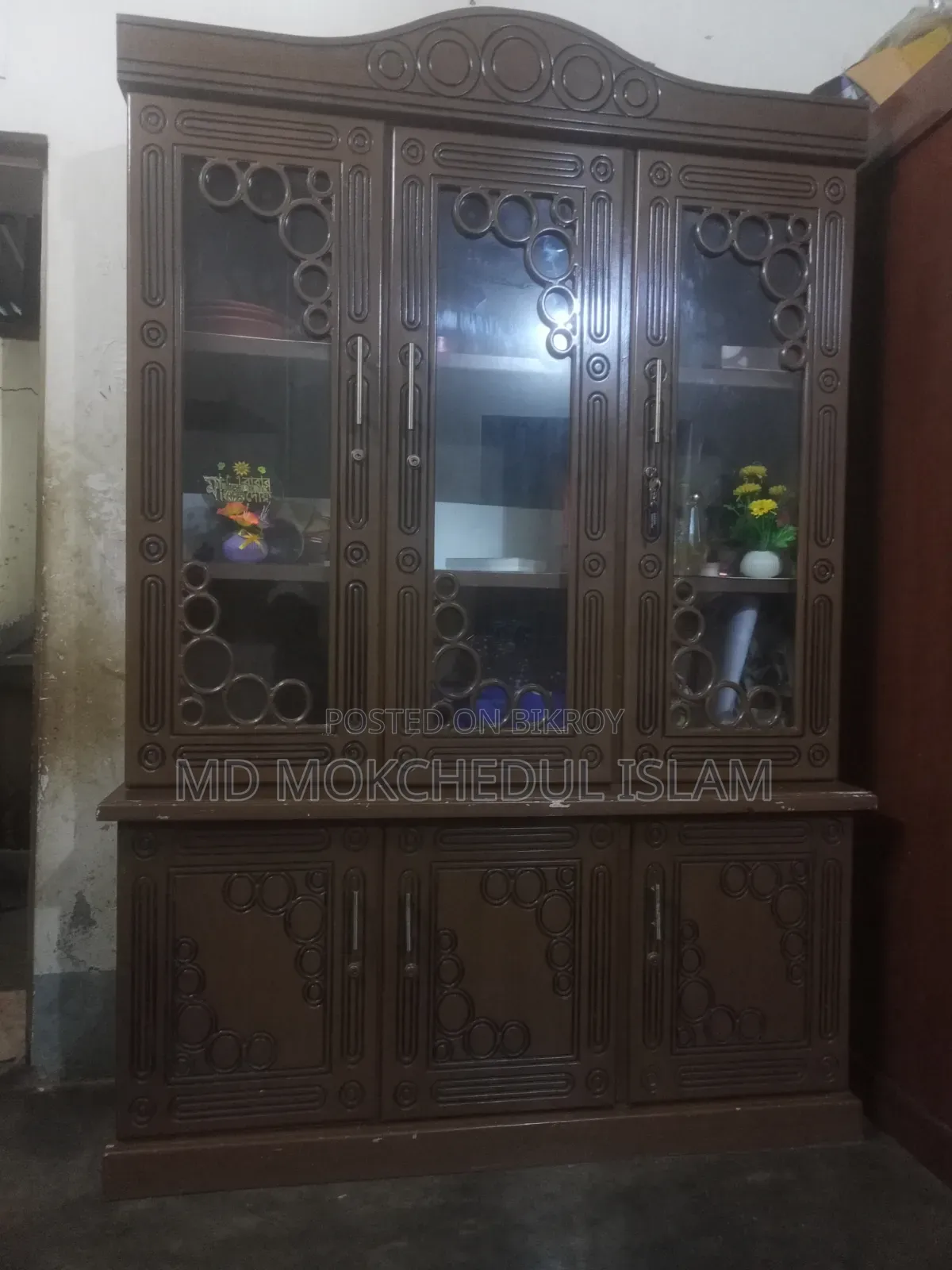 এই ওয়াল শোকেস টি বিক্রি করব।