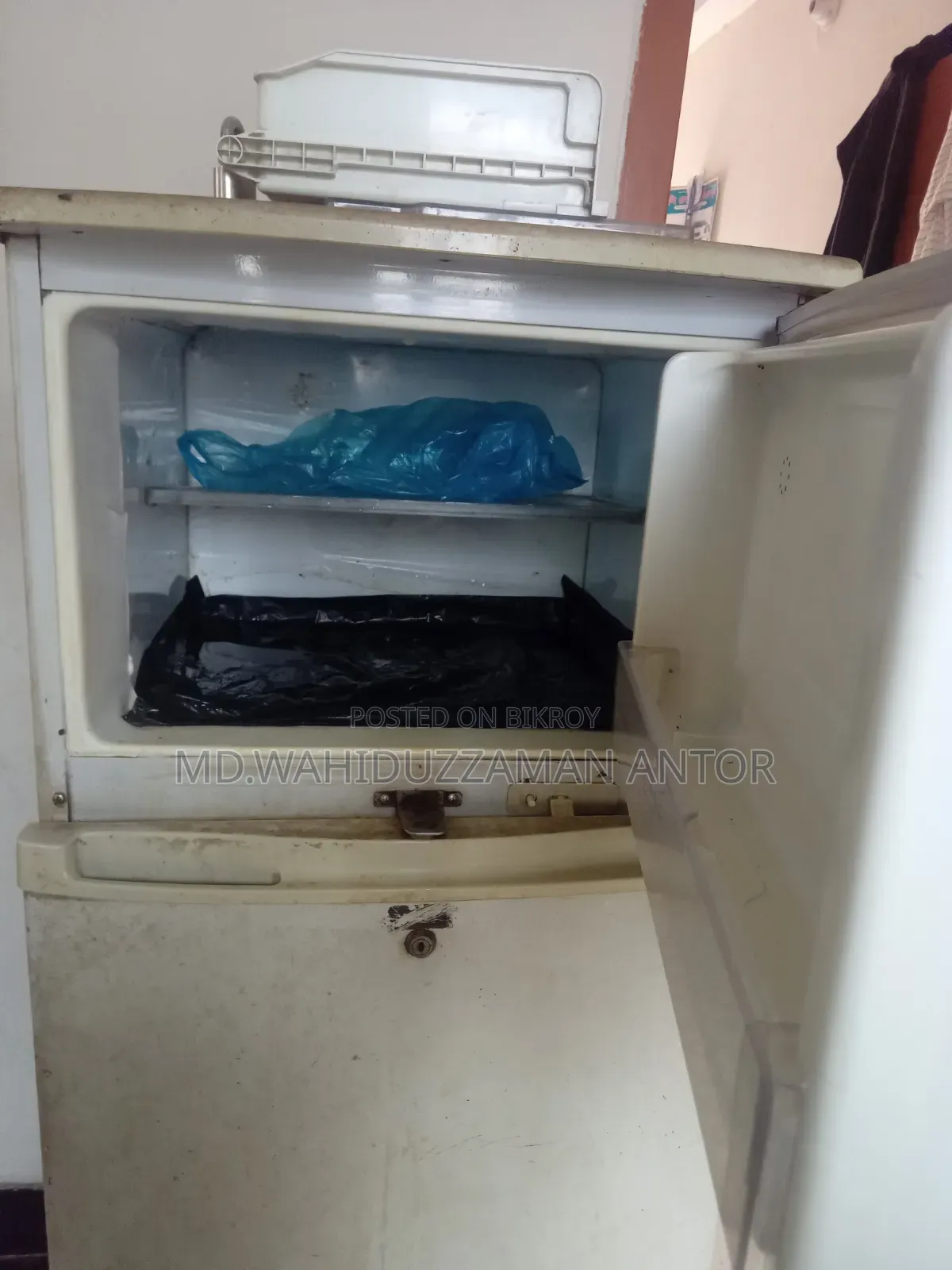 Old refrigerator for sale. Everything is working.