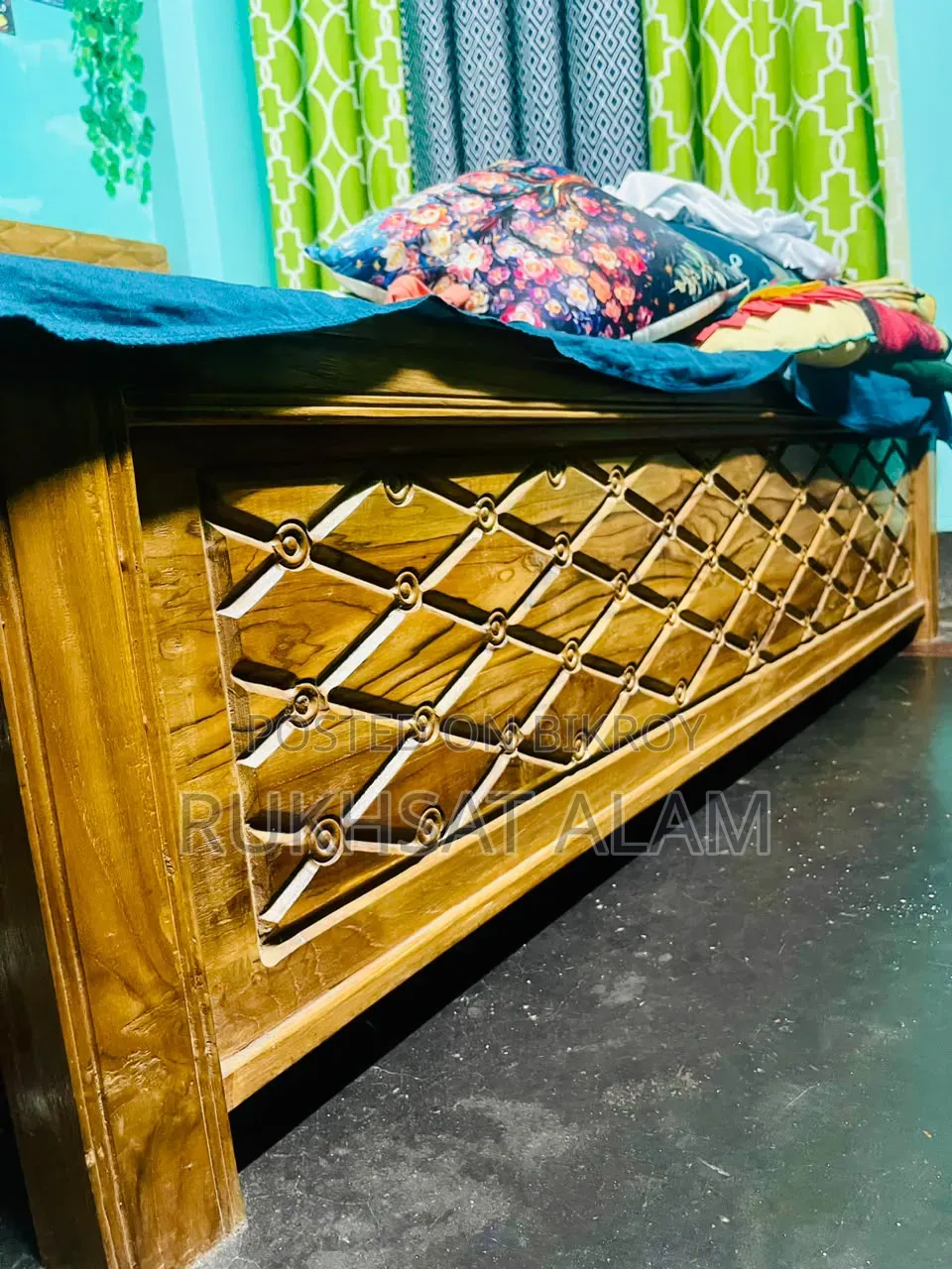 Original teak wood king size 6'x7' bed. Highsa teak wood.