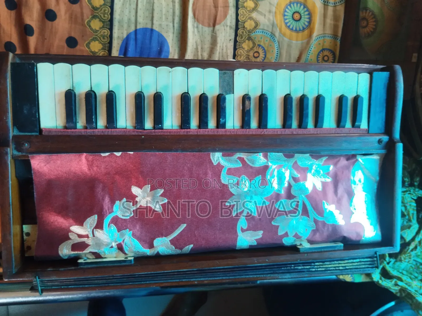 একটি উচ্চ মানের হারমোনিয়াম বিক্রয়ের জন্য।