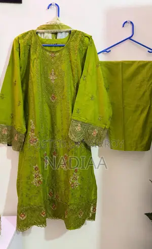 সুন্দর থ্রি-পিস সেটটি বিক্রি করতে চাই
