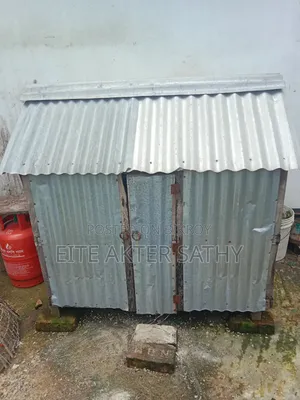 মুরগীর একটি বড় খোপ বিক্রি হবে।