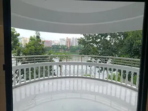 গুলশান ১-এ লেক ভিউ বিলাসবহুল অফিস স্পেস ভাড়া
