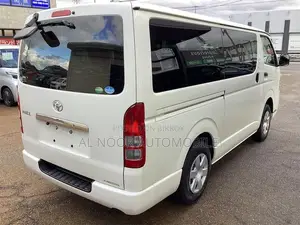 টয়োটা হাইয়েস ২০২১ সাদা