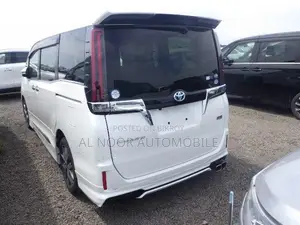 Toyota Esquire 2021 Pearl