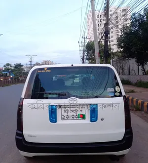 টয়োটা সাক্সিড ২০১১ সাদা