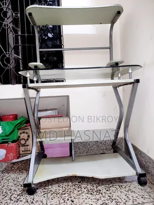 কম্পিউটার টেবিল বা স্টাডি টেবিল