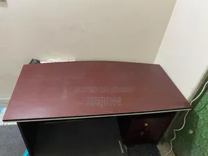 এক্সিকিউটিভ টেবিল বা কম্পিউটার ডেস্ক