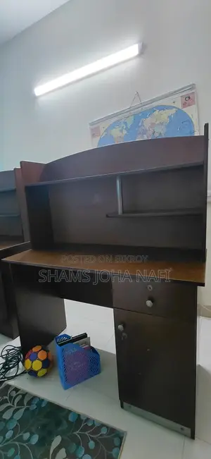পড়ার টেবিল