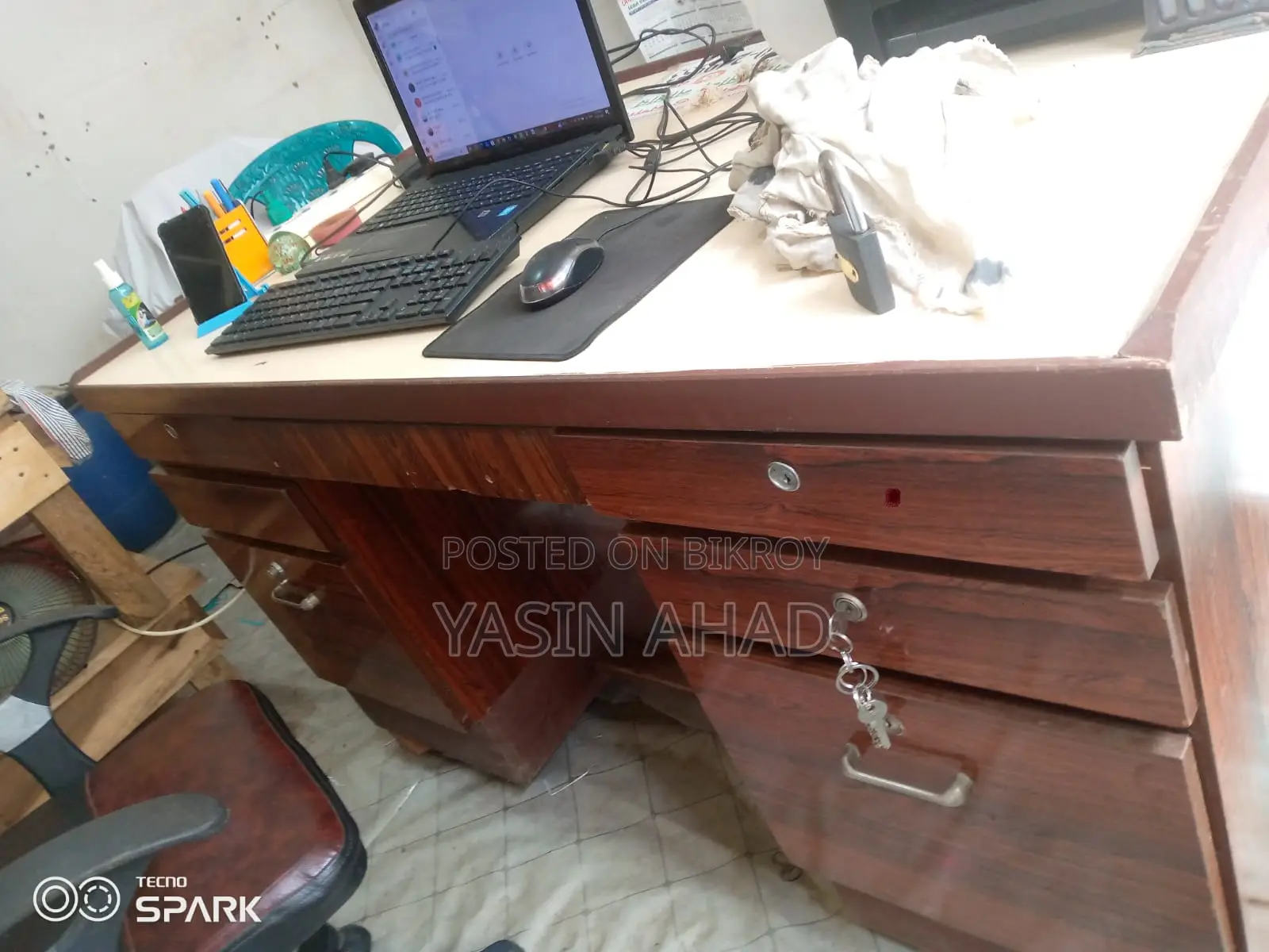 টেবিল ও শোকেজ বিক্রি করা হবে।