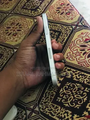 অ্যাপল আইফোন ১২ ৬৪ জিবি হোয়াইট