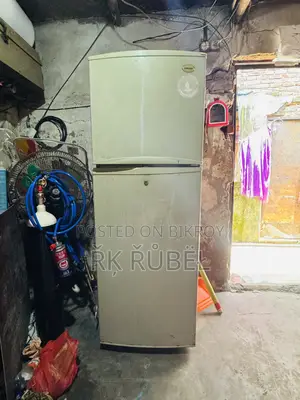 Samsung ব্র্যান্ডের একটি ভালো মানের ফ্রিজ বিক্রি করা হবে।