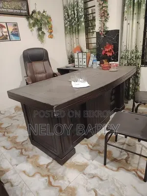 বসের টেবিল হাইড্রোলিক চেয়ার এবং সোফাসহ