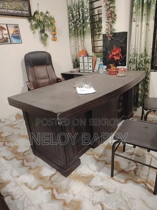 বসের টেবিল হাইড্রোলিক চেয়ার এবং সোফাসহ