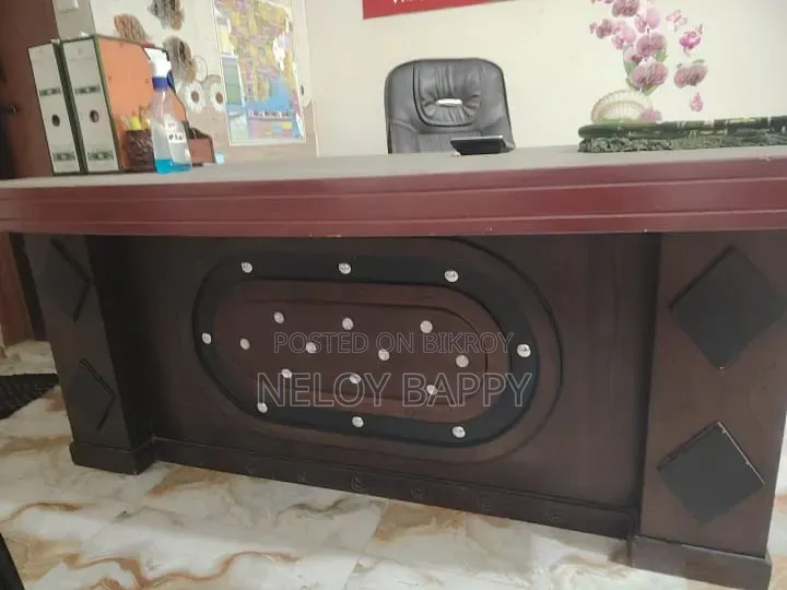 বসের টেবিল হাইড্রোলিক চেয়ার এবং সোফাসহ
