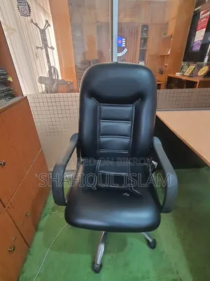 একটি ব্যবহৃত অফিস টেবিল এবং একটি পিসি রিভলভিং চেয়ার বিক্রয়ের জন্য।