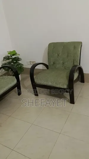 মহগনি কাঠের তৈরি সোফা।