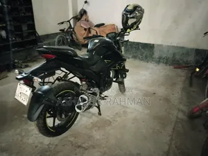 সুজুকি গিক্সার ২০২২ কালো