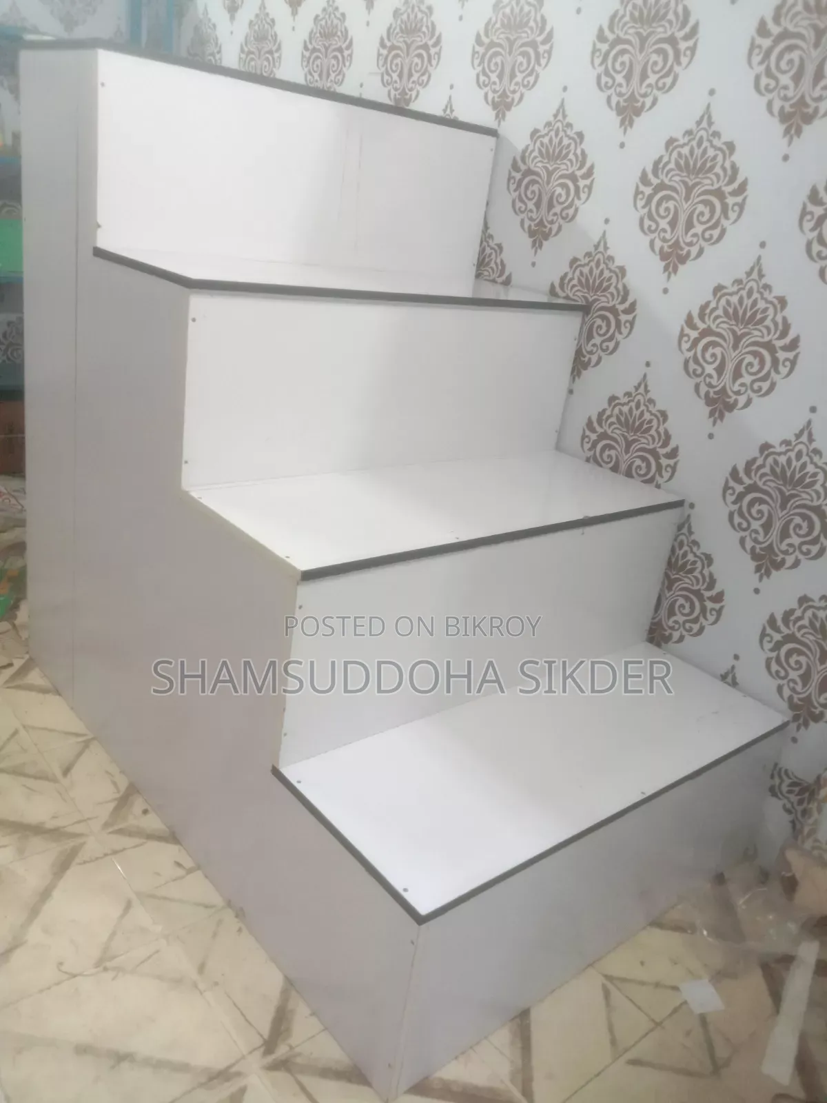 ২টা ওয়াল গ্লাস র‍্যাক ও একটি ফলের তাক বিক্রি হবে।
