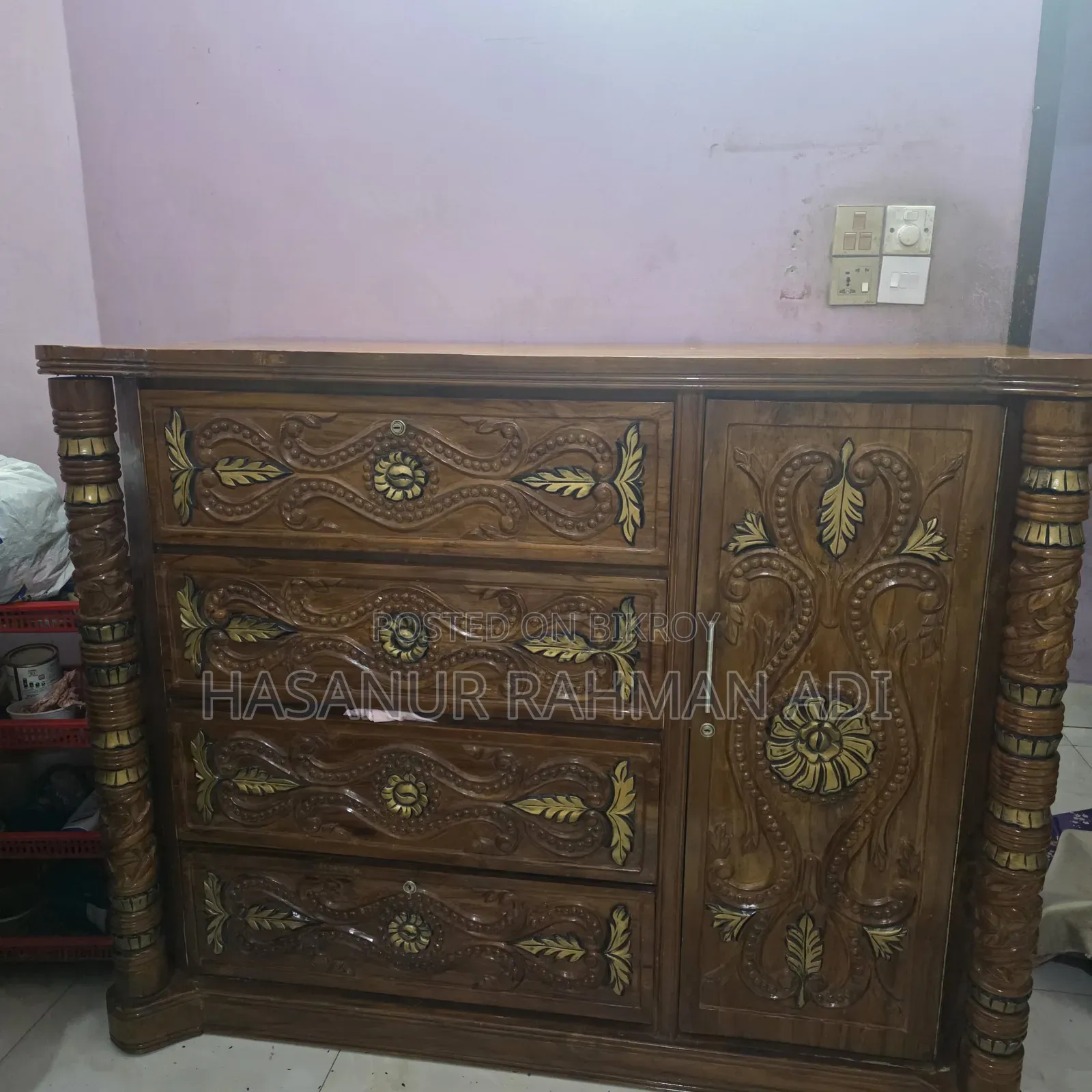 ঘরের জন্য ওয়ারড্রোব