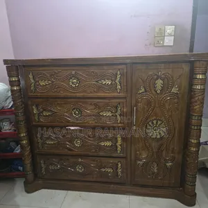 ঘরের জন্য ওয়ারড্রোব