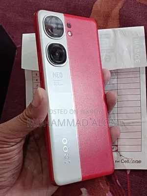 আইকিউওও ২৫৬ জিবি লাল