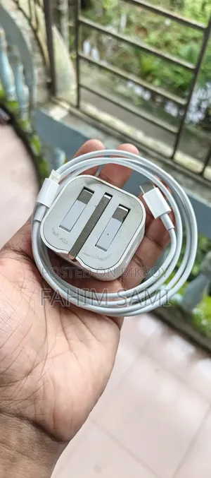 (আইফোন ১৩) ২০ ওয়াট ইউএসবি-সি পাওয়ার অ্যাডাপ্টার এবং ক্যাবল (কুয়েত থেকে আনা অরিজিনাল)