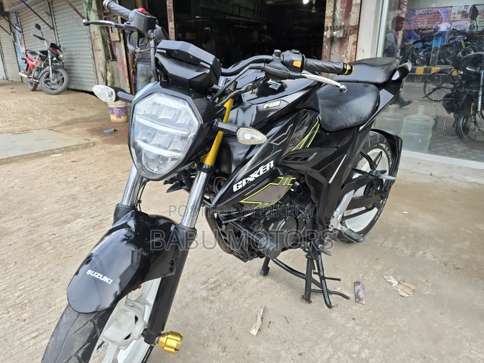 সুজুকি জিক্সার ২০২২ কালো