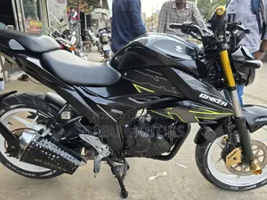 সুজুকি জিক্সার ২০২২ কালো