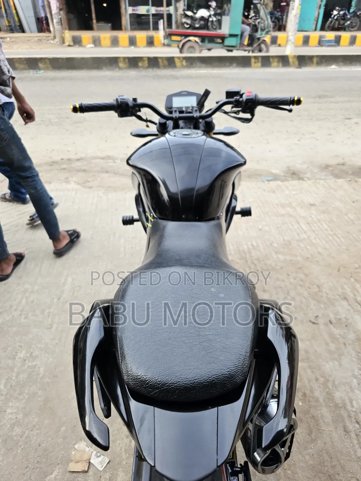 সুজুকি জিক্সার ২০২২ কালো