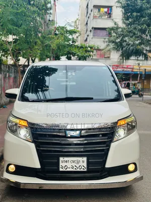 টয়োটা নোয়া ১.৮ এফডব্লিউডি হাইব্রিড (৭ সিটার) ২০১৬ পার্ল