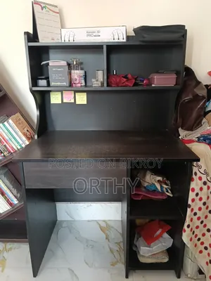 পড়ার টেবিল