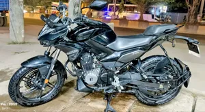 হিরো এক্সট্রিম ১২৫আর ২০২৫ কালো