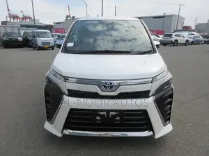 টয়োটা ভক্সি হাইব্রিড জেডএস কিরামেকেি থ্রি টুডব্লিউডি ৭-সিটার ২০২১ পার্ল