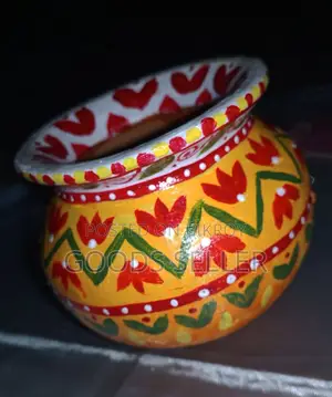 হাতে আঁকা সুন্দর নকশাদার মাটির হাড়ি