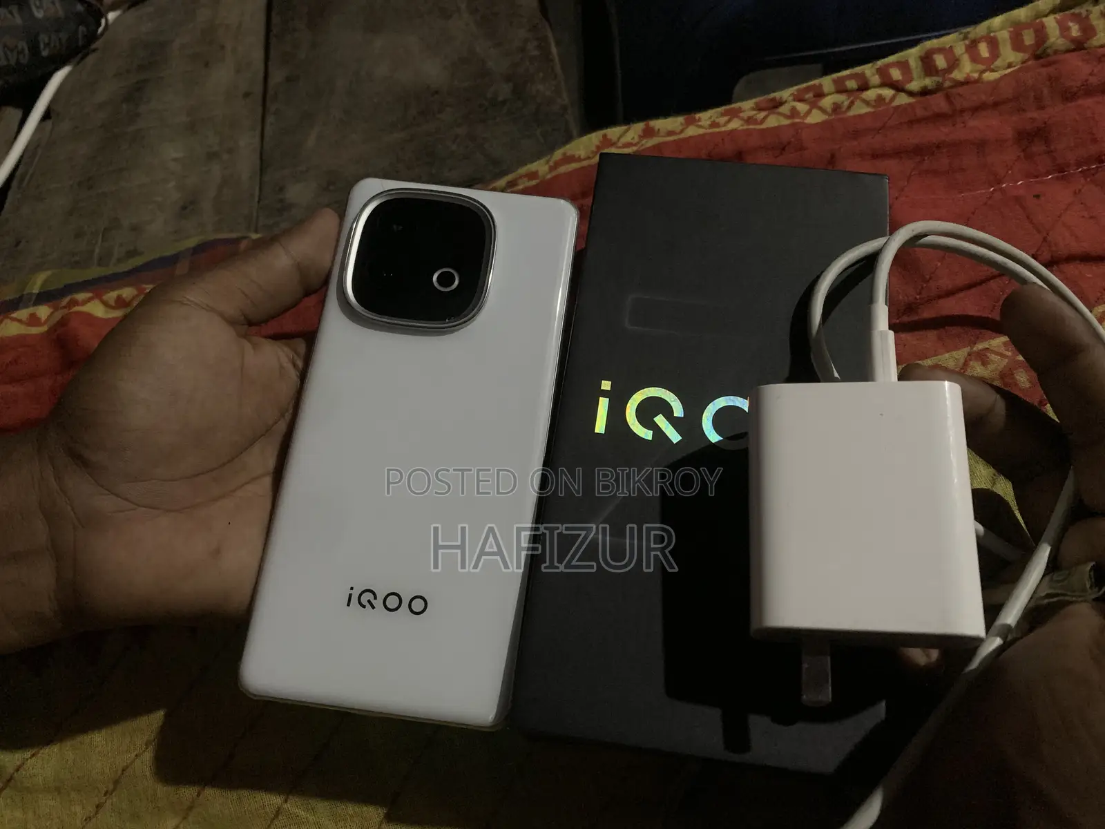 আইকিউওও ২৫৬ জিবি হোয়াইট